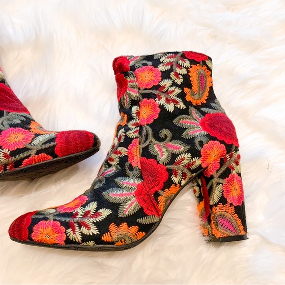 NWOT MIA Colorful Rosebud Embroidered Floral Chunky Block Heel Ankle Books - Picture 2 of 6